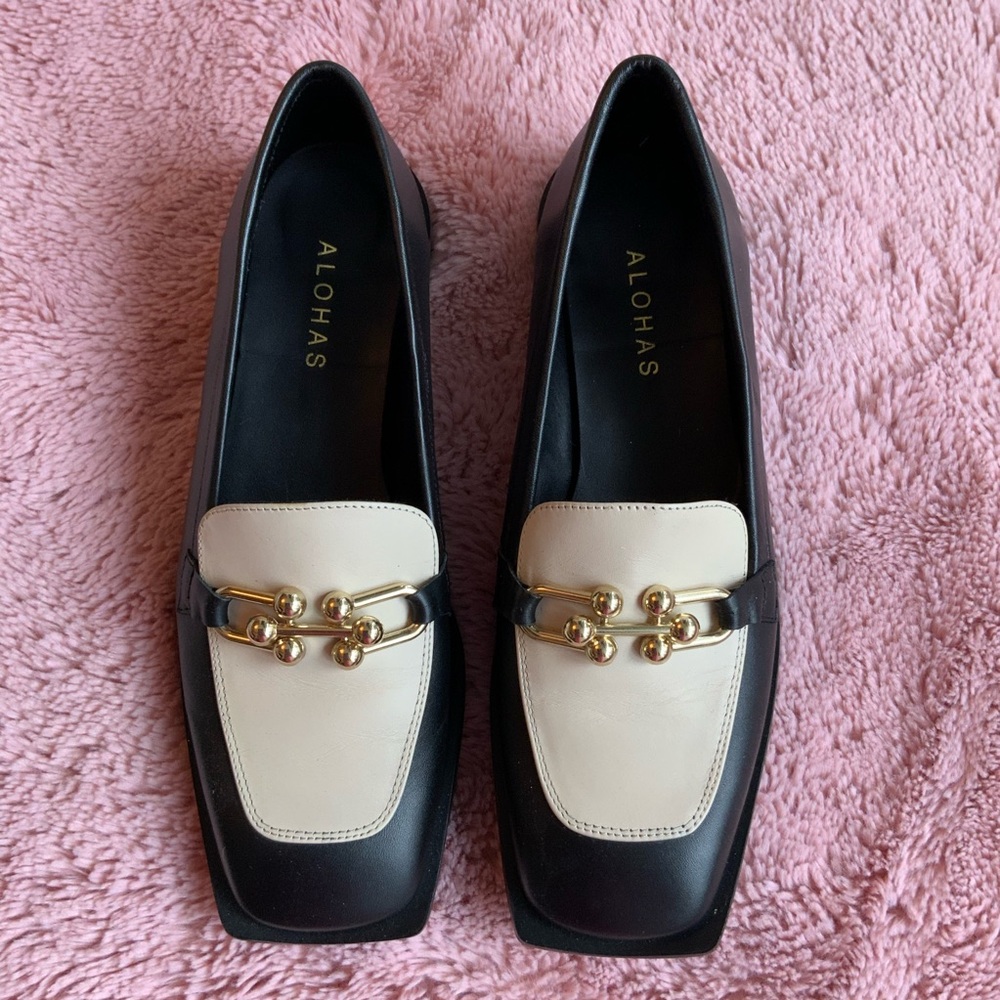 ALOHAS Two-Tone Black and Cream Leather Loafers with Gold Hardware